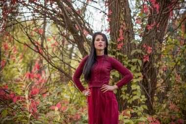 Sonbahar - sonbahar sezonu, kadınlar için gündelik tarz. Moda kıyafetleri ve kıyafet malzemeleri.