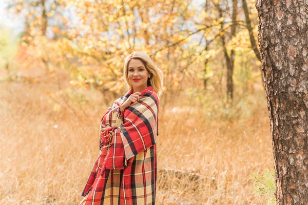 Höst Höstsäsong Avslappnad Stil För Kvinnor Fashionabla Kläder Och Klädesplagg — Stockfoto