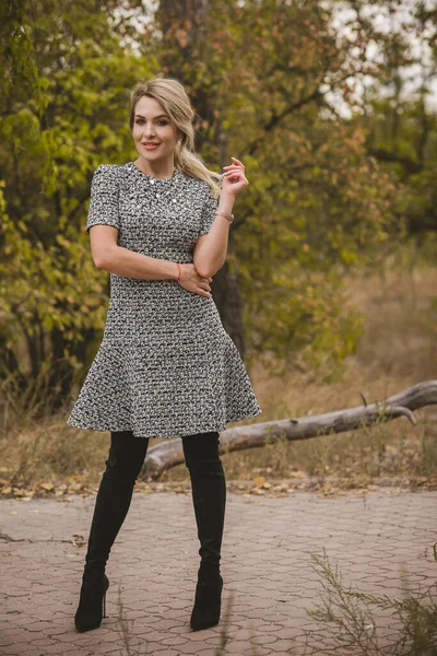 秋の季節 女性のためのカジュアルなスタイル ファッショナブルな服や衣装の要素 — ストック写真