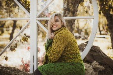 Sonbahar - sonbahar sezonu, büyük beden kadınlar için günlük tarz. Moda kıyafetleri ve kıyafet malzemeleri.