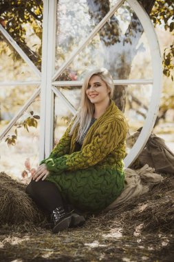 Sonbahar - sonbahar sezonu, büyük beden kadınlar için günlük tarz. Moda kıyafetleri ve kıyafet malzemeleri.