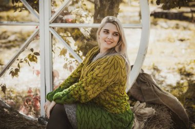 Sonbahar - sonbahar sezonu, büyük beden kadınlar için günlük tarz. Moda kıyafetleri ve kıyafet malzemeleri.