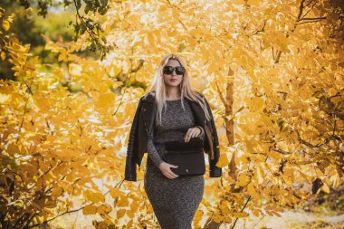 Sonbahar - sonbahar sezonu, büyük beden kadınlar için günlük tarz. Moda kıyafetleri ve kıyafet malzemeleri.