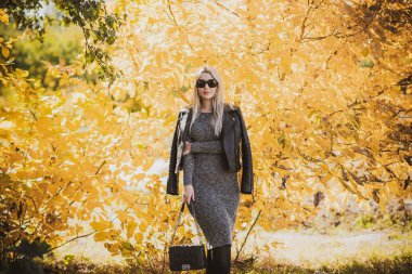 Sonbahar - sonbahar sezonu, büyük beden kadınlar için günlük tarz. Moda kıyafetleri ve kıyafet malzemeleri.