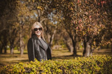 Sonbahar - sonbahar sezonu, büyük beden kadınlar için günlük tarz. Moda kıyafetleri ve kıyafet malzemeleri.