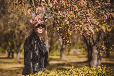 Sonbahar - sonbahar sezonu, büyük beden kadınlar için günlük tarz. Moda kıyafetleri ve kıyafet malzemeleri.
