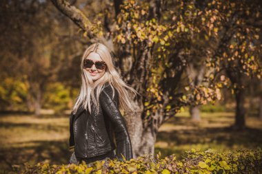 Sonbahar - sonbahar sezonu, büyük beden kadınlar için günlük tarz. Moda kıyafetleri ve kıyafet malzemeleri.