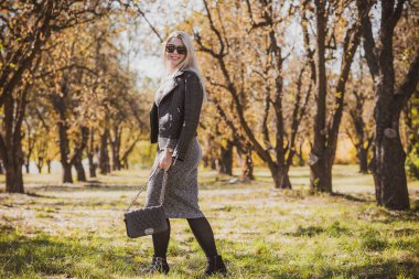 Sonbahar - sonbahar sezonu, büyük beden kadınlar için günlük tarz. Moda kıyafetleri ve kıyafet malzemeleri.