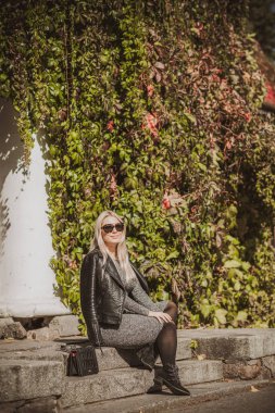 Sonbahar - sonbahar sezonu, büyük beden kadınlar için günlük tarz. Moda kıyafetleri ve kıyafet malzemeleri.