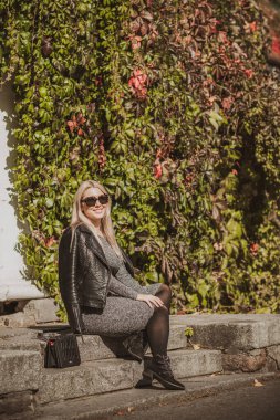 Sonbahar - sonbahar sezonu, büyük beden kadınlar için günlük tarz. Moda kıyafetleri ve kıyafet malzemeleri.