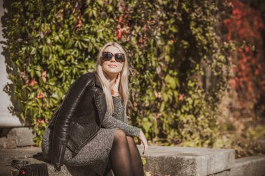 Sonbahar - sonbahar sezonu, büyük beden kadınlar için günlük tarz. Moda kıyafetleri ve kıyafet malzemeleri.