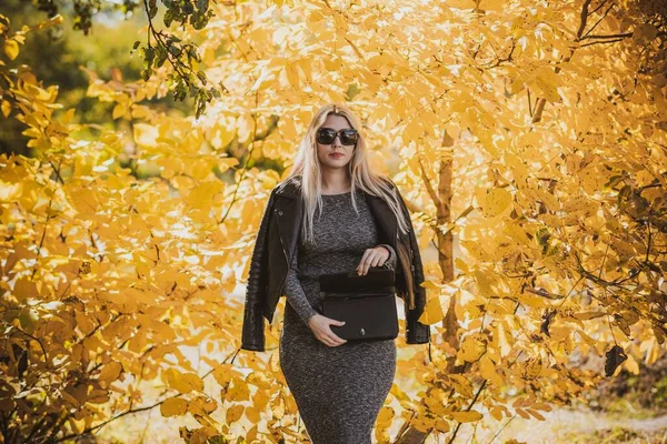 Sonbahar - sonbahar sezonu, büyük beden kadınlar için günlük tarz. Moda kıyafetleri ve kıyafet malzemeleri.