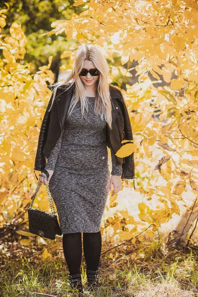 Sonbahar - sonbahar sezonu, büyük beden kadınlar için günlük tarz. Moda kıyafetleri ve kıyafet malzemeleri.