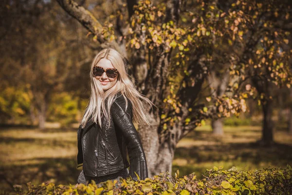 Sonbahar - sonbahar sezonu, büyük beden kadınlar için günlük tarz. Moda kıyafetleri ve kıyafet malzemeleri.