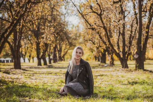 Sonbahar - sonbahar sezonu, büyük beden kadınlar için günlük tarz. Moda kıyafetleri ve kıyafet malzemeleri.