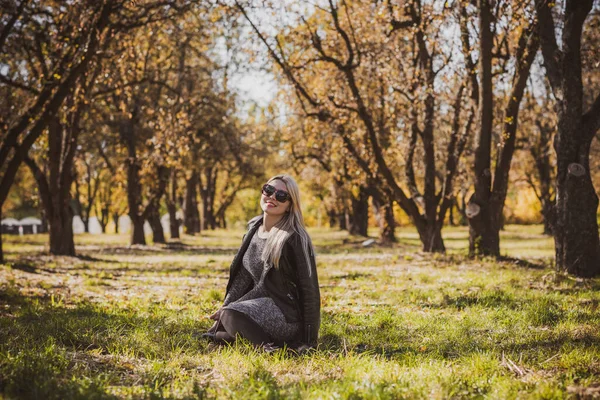 Sonbahar - sonbahar sezonu, büyük beden kadınlar için günlük tarz. Moda kıyafetleri ve kıyafet malzemeleri.