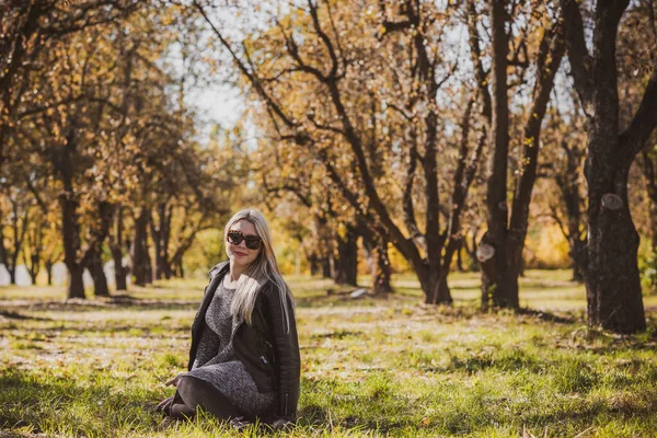 Sonbahar - sonbahar sezonu, büyük beden kadınlar için günlük tarz. Moda kıyafetleri ve kıyafet malzemeleri.