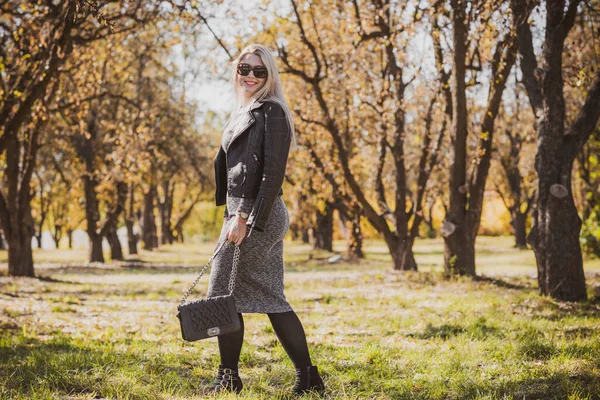 Sonbahar - sonbahar sezonu, büyük beden kadınlar için günlük tarz. Moda kıyafetleri ve kıyafet malzemeleri.