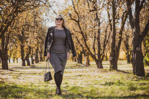 Sonbahar - sonbahar sezonu, büyük beden kadınlar için günlük tarz. Moda kıyafetleri ve kıyafet malzemeleri.