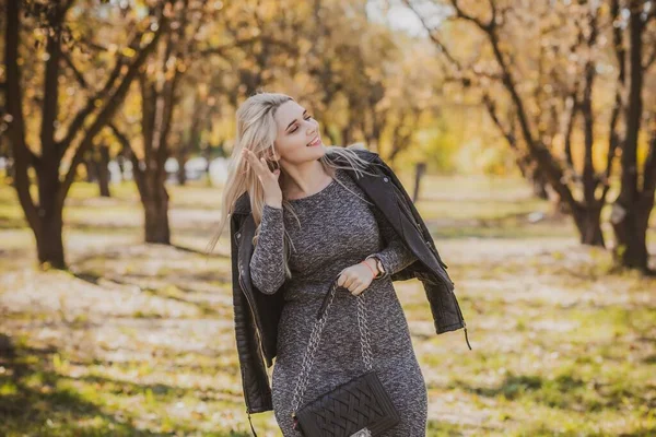 Sonbahar - sonbahar sezonu, büyük beden kadınlar için günlük tarz. Moda kıyafetleri ve kıyafet malzemeleri.