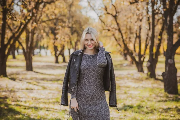 Sonbahar - sonbahar sezonu, büyük beden kadınlar için günlük tarz. Moda kıyafetleri ve kıyafet malzemeleri.