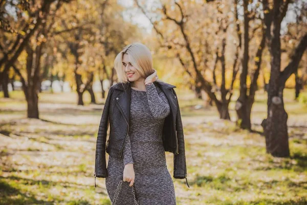 Sonbahar - sonbahar sezonu, büyük beden kadınlar için günlük tarz. Moda kıyafetleri ve kıyafet malzemeleri.