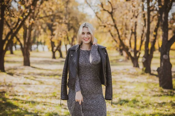 Sonbahar - sonbahar sezonu, büyük beden kadınlar için günlük tarz. Moda kıyafetleri ve kıyafet malzemeleri.