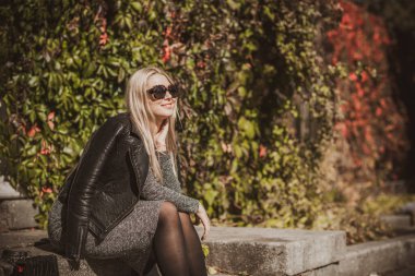 Sonbahar - sonbahar sezonu, büyük beden kadınlar için günlük tarz. Moda kıyafetleri ve kıyafet malzemeleri.