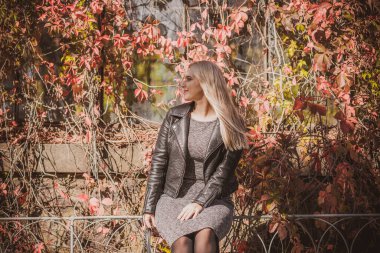 Sonbahar - sonbahar sezonu, büyük beden kadınlar için günlük tarz. Moda kıyafetleri ve kıyafet malzemeleri.