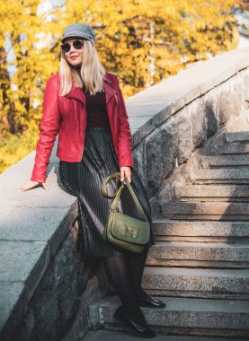 Sonbahar - sonbahar sezonu, büyük beden kadınlar için günlük tarz. Moda kıyafetleri ve kıyafet malzemeleri.