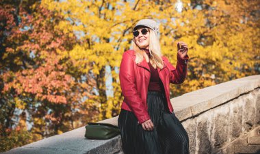 Sonbahar - sonbahar sezonu, büyük beden kadınlar için günlük tarz. Moda kıyafetleri ve kıyafet malzemeleri.