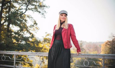 Sonbahar - sonbahar sezonu, büyük beden kadınlar için günlük tarz. Moda kıyafetleri ve kıyafet malzemeleri.