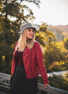 Sonbahar - sonbahar sezonu, büyük beden kadınlar için günlük tarz. Moda kıyafetleri ve kıyafet malzemeleri.