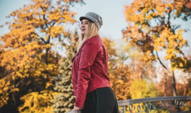 Sonbahar - sonbahar sezonu, büyük beden kadınlar için günlük tarz. Moda kıyafetleri ve kıyafet malzemeleri.