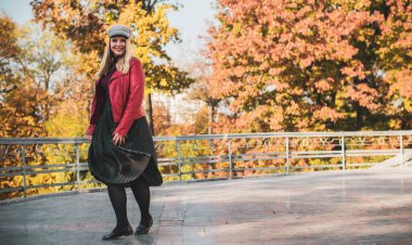 Sonbahar - sonbahar sezonu, büyük beden kadınlar için günlük tarz. Moda kıyafetleri ve kıyafet malzemeleri.