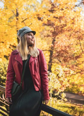 Sonbahar - sonbahar sezonu, büyük beden kadınlar için günlük tarz. Moda kıyafetleri ve kıyafet malzemeleri.