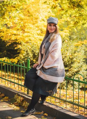 Sonbahar - sonbahar sezonu, büyük beden kadınlar için günlük tarz. Moda kıyafetleri ve kıyafet malzemeleri.