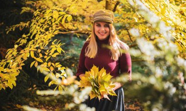 Sonbahar - sonbahar sezonu, büyük beden kadınlar için günlük tarz. Moda kıyafetleri ve kıyafet malzemeleri.