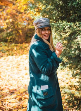 Sonbahar - sonbahar sezonu, büyük beden kadınlar için günlük tarz. Moda kıyafetleri ve kıyafet malzemeleri.