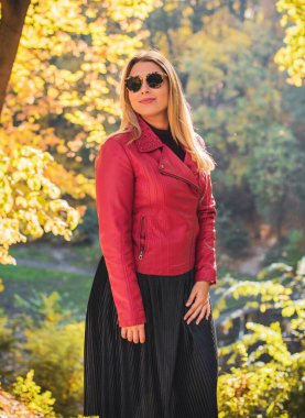 Sonbahar - sonbahar sezonu, büyük beden kadınlar için günlük tarz. Moda kıyafetleri ve kıyafet malzemeleri.