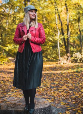 Sonbahar - sonbahar sezonu, büyük beden kadınlar için günlük tarz. Moda kıyafetleri ve kıyafet malzemeleri.