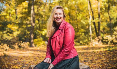 Sonbahar - sonbahar sezonu, büyük beden kadınlar için günlük tarz. Moda kıyafetleri ve kıyafet malzemeleri.