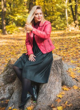 Sonbahar - sonbahar sezonu, büyük beden kadınlar için günlük tarz. Moda kıyafetleri ve kıyafet malzemeleri.