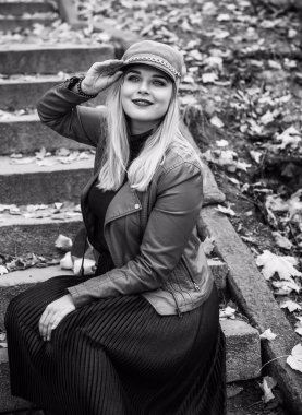 Sonbahar - sonbahar sezonu, büyük beden kadınlar için günlük tarz. Moda kıyafetleri ve kıyafet malzemeleri.