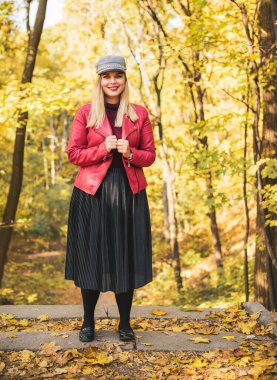 Sonbahar - sonbahar sezonu, büyük beden kadınlar için günlük tarz. Moda kıyafetleri ve kıyafet malzemeleri.