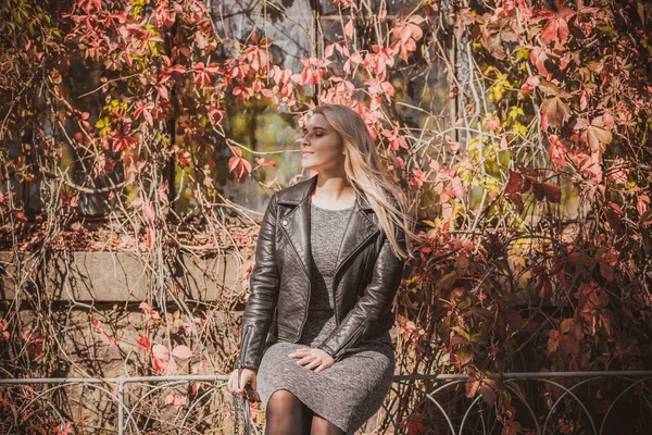 Sonbahar - sonbahar sezonu, büyük beden kadınlar için günlük tarz. Moda kıyafetleri ve kıyafet malzemeleri.