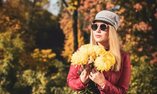 Sonbahar - sonbahar sezonu, büyük beden kadınlar için günlük tarz. Moda kıyafetleri ve kıyafet malzemeleri.