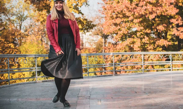 Sonbahar - sonbahar sezonu, büyük beden kadınlar için günlük tarz. Moda kıyafetleri ve kıyafet malzemeleri.