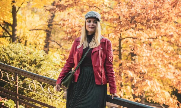 Sonbahar - sonbahar sezonu, büyük beden kadınlar için günlük tarz. Moda kıyafetleri ve kıyafet malzemeleri.