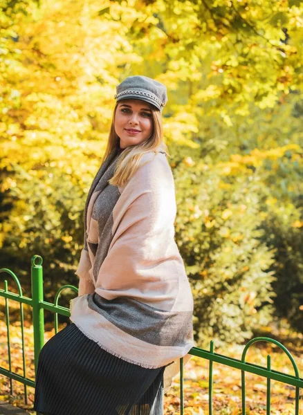 Sonbahar - sonbahar sezonu, büyük beden kadınlar için günlük tarz. Moda kıyafetleri ve kıyafet malzemeleri.